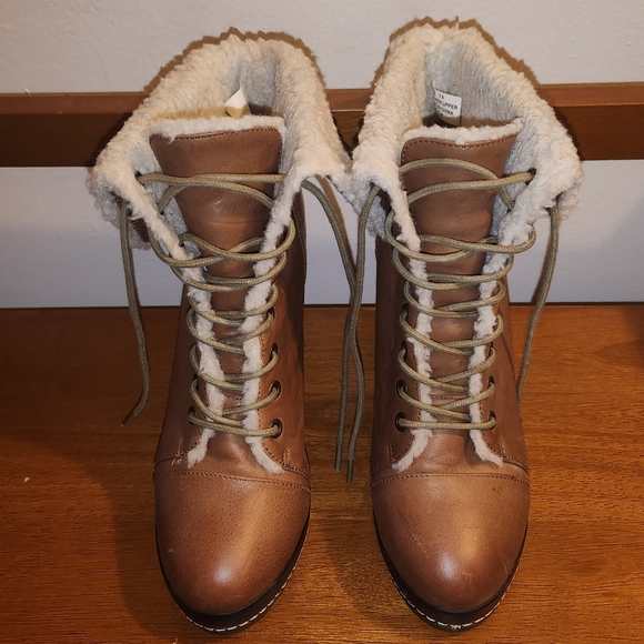 Brown booties w/ sherpa inside - Picture 1 of 3